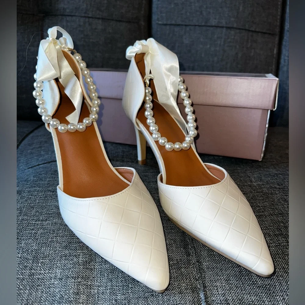 Pointed toe heels - Picture 1 of 3